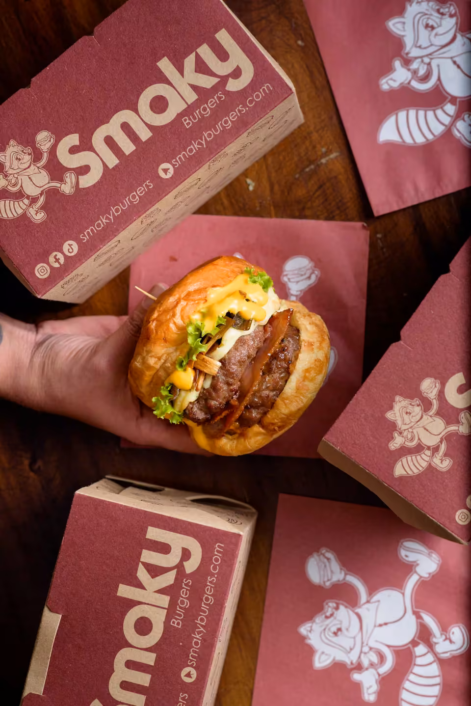 Hamburguesa Smaky con cajas de nuestra cocina oculta