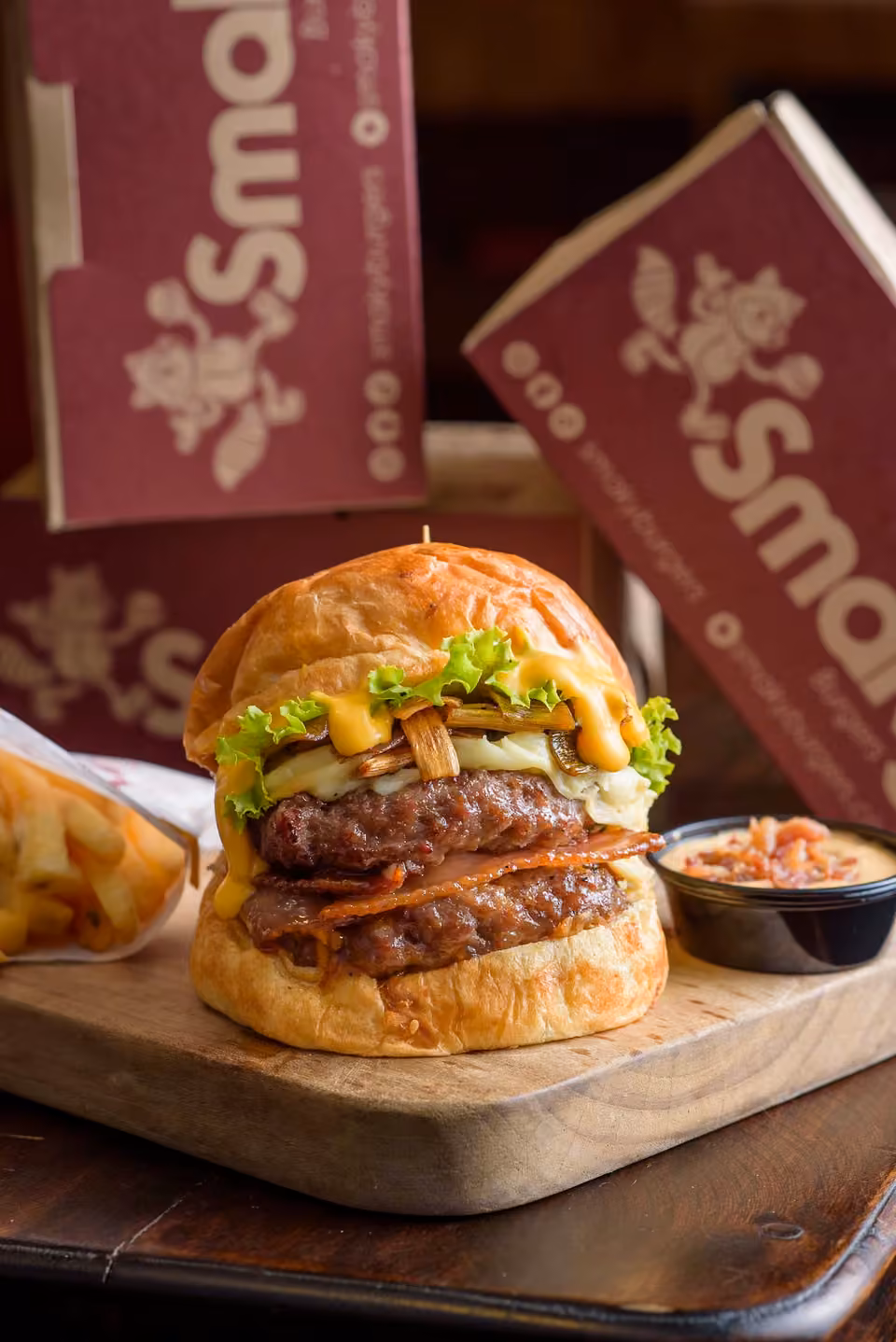 Hamburguesa Smaky con papas, salsa y cajas Smaky