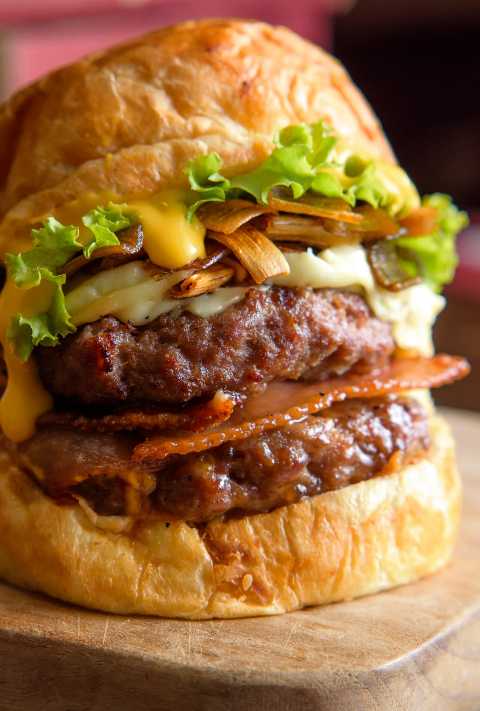 Hamburguesa real Smaky: pan brioche, doble carne, cheddar, tocineta BBQ honey y puerro