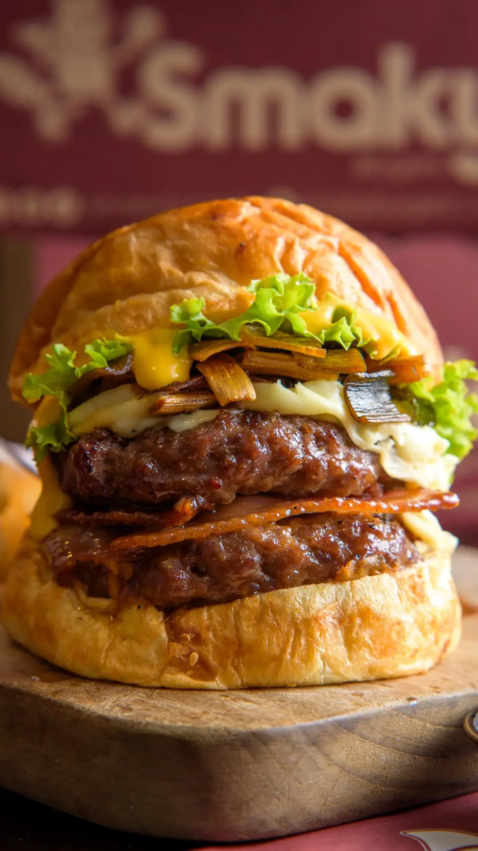 Hamburguesa real Smaky: pan brioche, doble carne, cheddar, tocineta BBQ honey y puerro